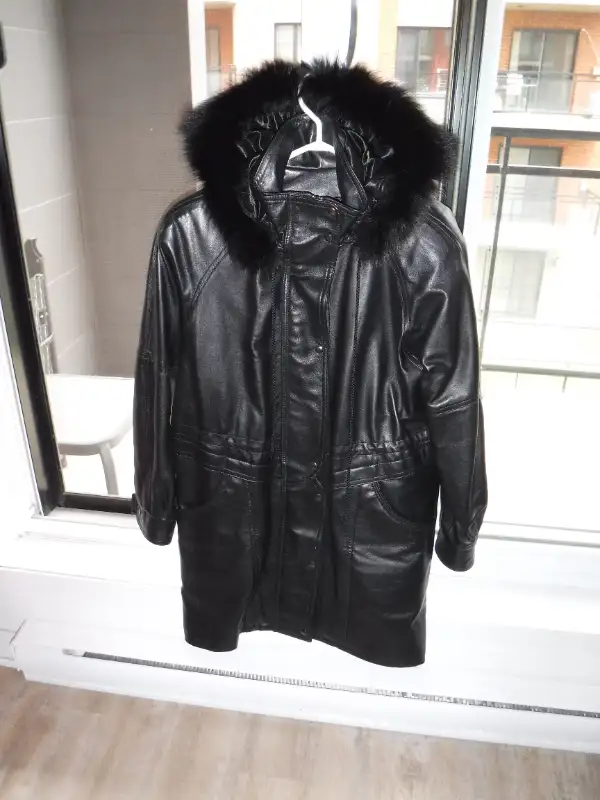 MANTEAU D'HIVER EN CUIR NOIR in Women's - Tops & Outerwear in City of Montréal - Image 2