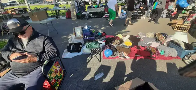 Vente de garage samedi et dimanche 6- 7juin de 7 à 17hrs in Garage Sales in Laval / North Shore - Image 2