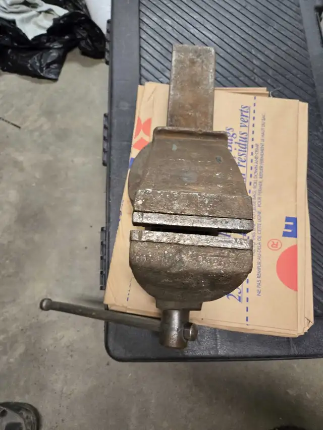 Large vise for sale64877474972417120