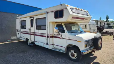 27 Foot Ford Low KM--- NO LEAKS--- 77,000km Great shape Roof A/C and underhood AC work Runs and driv...