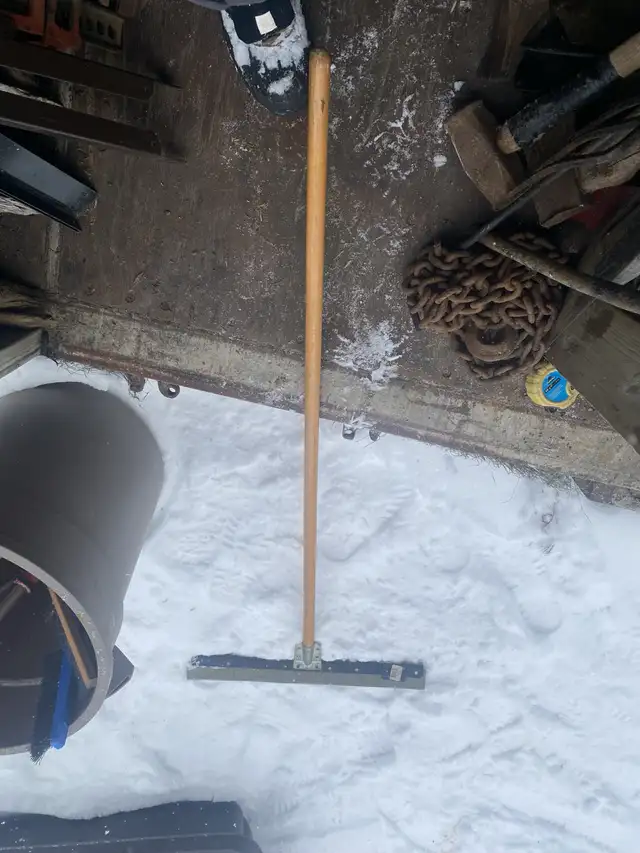 Snow Shovels,,New Roof Shovel,Garage Squeegee in Hand Tools in Norfolk County - Image 4