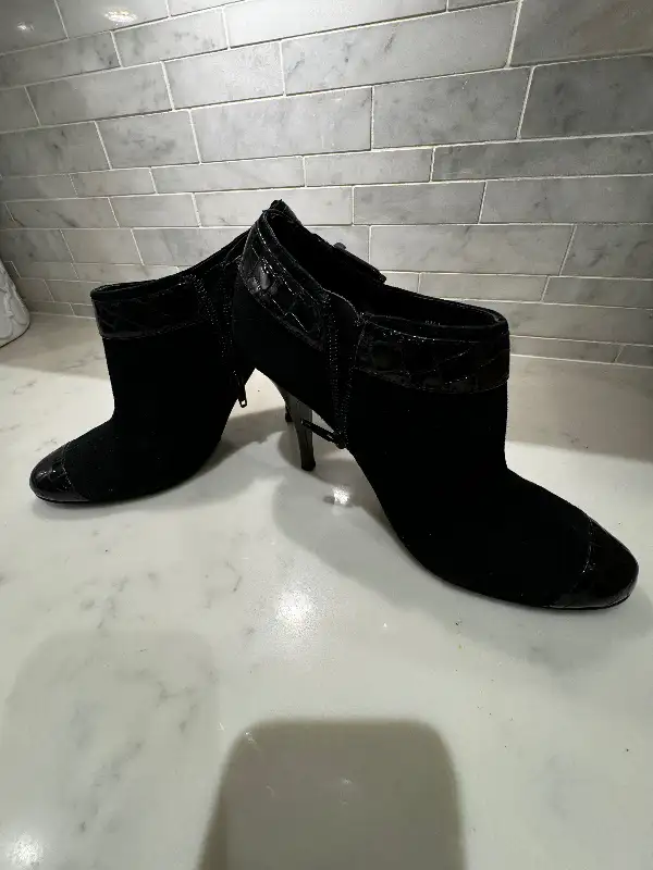 Woman’s boots in Women's - Shoes in City of Toronto - Image 5