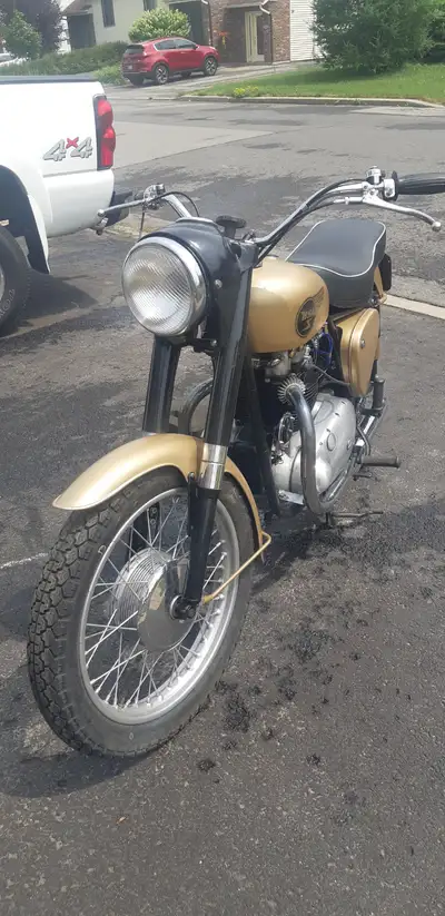 BSA A10 tout refait avec pieces d'origine (sauf le banc et le speedo) frame +engine matching # ,plaq...