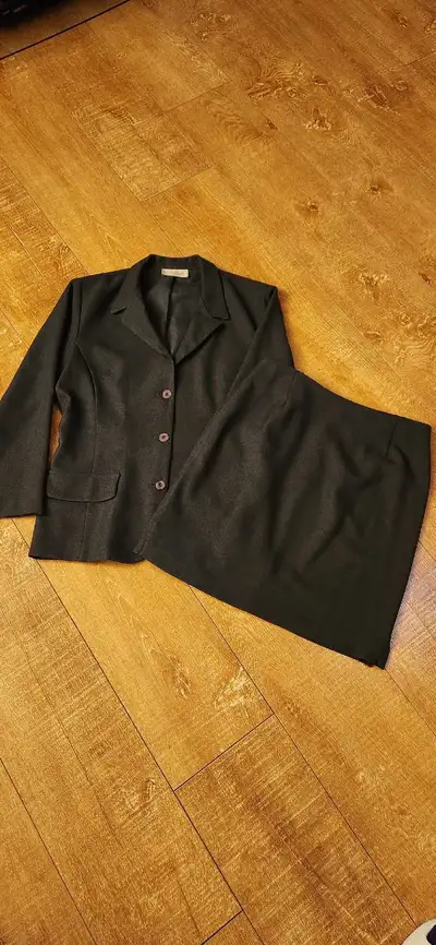 ensemble tailleur small, View more