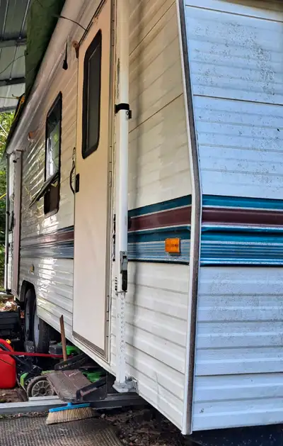 I have a 1994 Mallard 27' travel trailer for sale. Sleeps up to 6. Full rear bedroom. Mid-kitchen an...