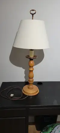 Lampe de table en bois / Wooden table lamp