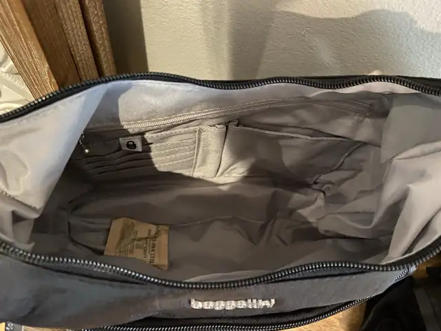 New Baggallini Anti-theft Free Time Crossbody Bag Purse in Women's - Bags & Wallets in Oshawa / Durham Region - Image 11