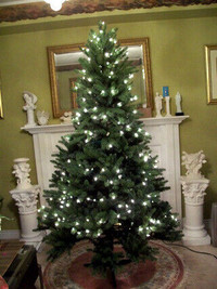 CHRISTMAS TREE 7 1/2’ TALL WITH 400 CLEAR LIGHTS FOR SALE !