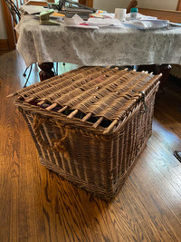 Antique wicker basket/trunk