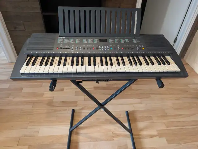 Clavier Yamaha PSR 300 in Pianos & Keyboards in City of Montréal - Image 3