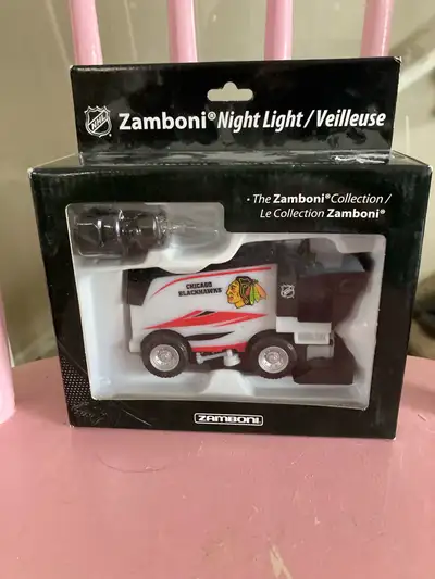 Light up your little hockey fan's room with this NHL Zamboni night light, featuring the Chicago Blac...