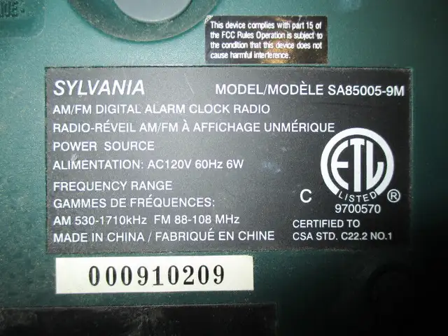 Sylvania Alarm Clock Radio in Arts & Collectibles in Oshawa / Durham Region - Image 5