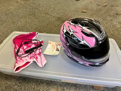 3 skidoo helmets. Like new condition 2 have heated visors Also have a bell motorcycle helmet One med...