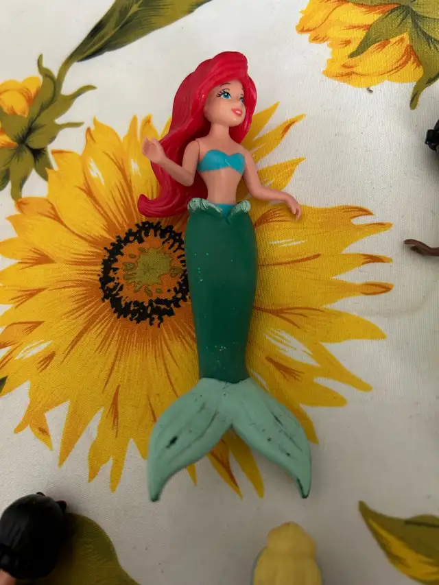 6 Disney Princesses Lot with Rubber Dresses in Toys in Oshawa / Durham Region - Image 10