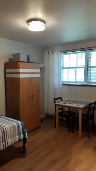 Chambre à louer, à deux pas du metro Joliette, calme, meublée, cuisinette privée, internet inclus, c...