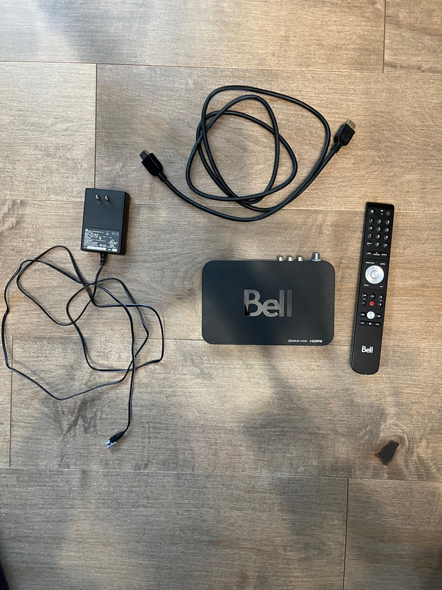 Bell 7500 Satellite Receiver & Remote in Video & TV Accessories in Chatham-Kent