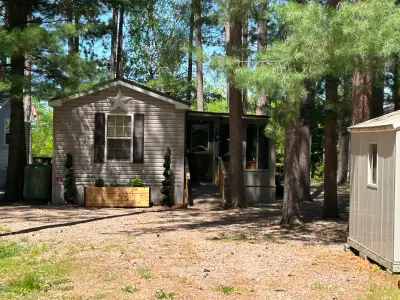Enjoy resort living at Pine Cliff Resort in Combermere, Ontario. This well-maintained 40’ Northlande...