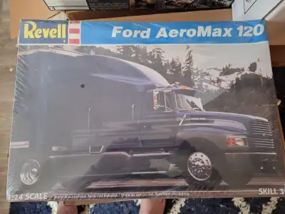 Sealed new in box Ford Aeromax 120 kit revell america 1:25 scale semi truck kit still sealed.