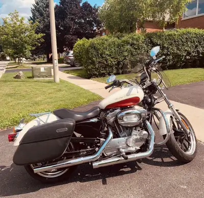 Clean and well maintained Sportster 883 Superlow. Vance and Hines pipes, windshield and saddlebags....