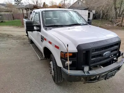 Alberta active CN truck F250 Super Duty extended cab V8, well maintained, engine in very good condit...