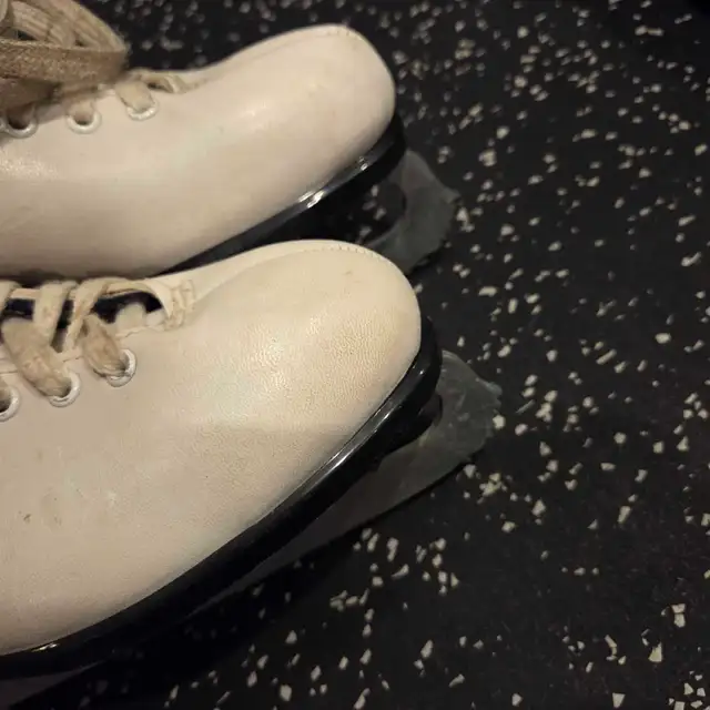 Lange Classic White Ice Skates (Womens / Ladies) Size 9 in Skates & Blades in Calgary - Image 5