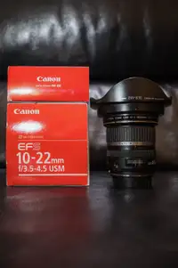 Canon EOS EFS 10-22mm lens in MINT condition + Free hood
