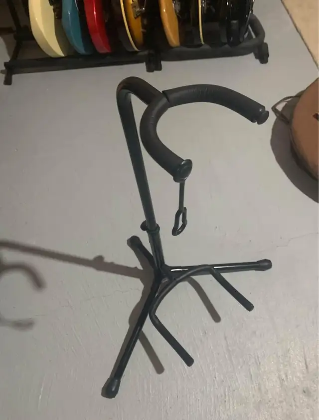 Guitar stands in Guitars in Markham / York Region - Image 7