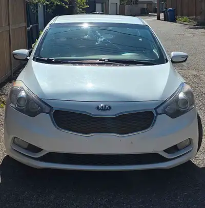 Selling my 2015 kia Forte Has 202,000 km on it New alternator New oil change No accidents Cons Small...
