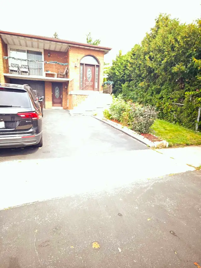 Two-level suite, Ground level living room, 2 basement bedrooms in Long Term Rentals in Mississauga / Peel Region - Image 20