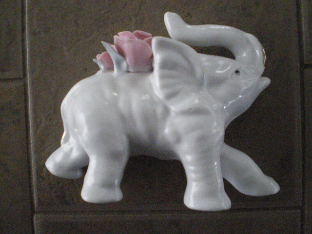 Aris Import Elephant Porcelain White Gold Trim Floral Pink VTG dans Décoration intérieure et accessoires  à Laval/Rive Nord