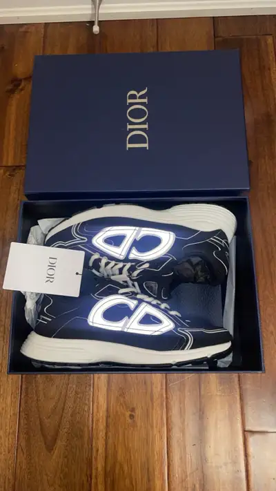 Dior B30 sneakers in black and white with a super good price. These shoes come with the original box...