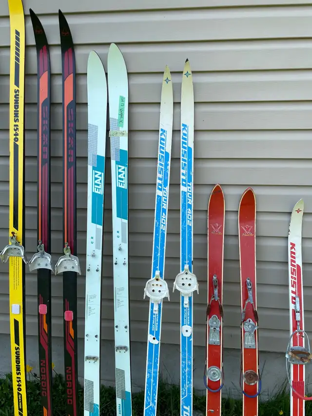 Vintage skis and poles in Arts & Collectibles in Ottawa - Image 2