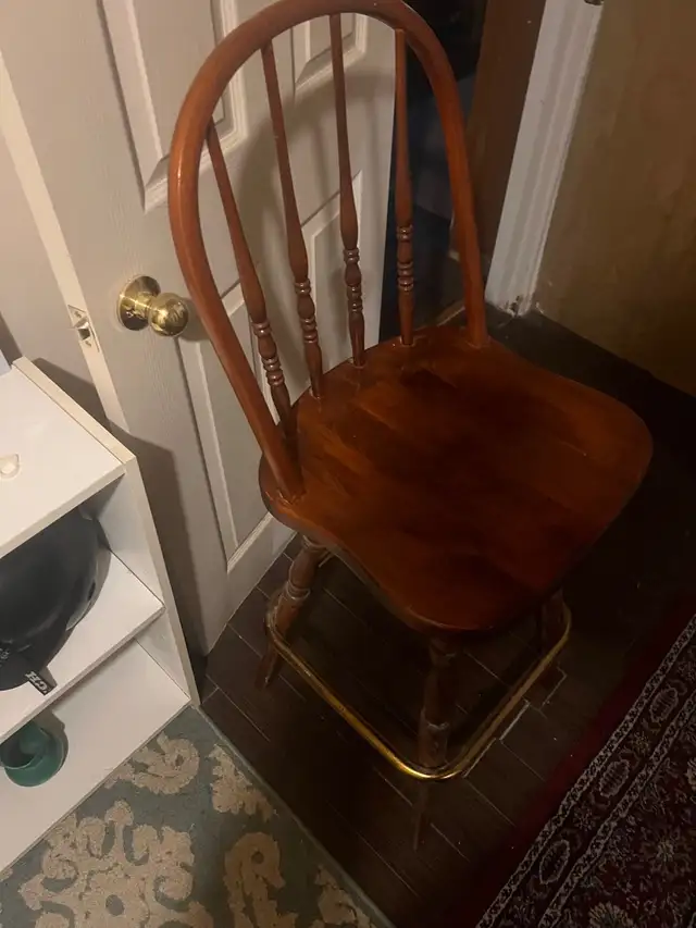 Rotating wood bar stool in Chairs & Recliners in Markham / York Region - Image 3