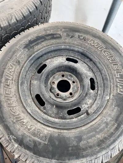 Kit #1 (Photos 1 à 3) : Pneus d'hiver achetés neufs en 2017 pour un Ford Ranger, 2 saisons d'usure,...