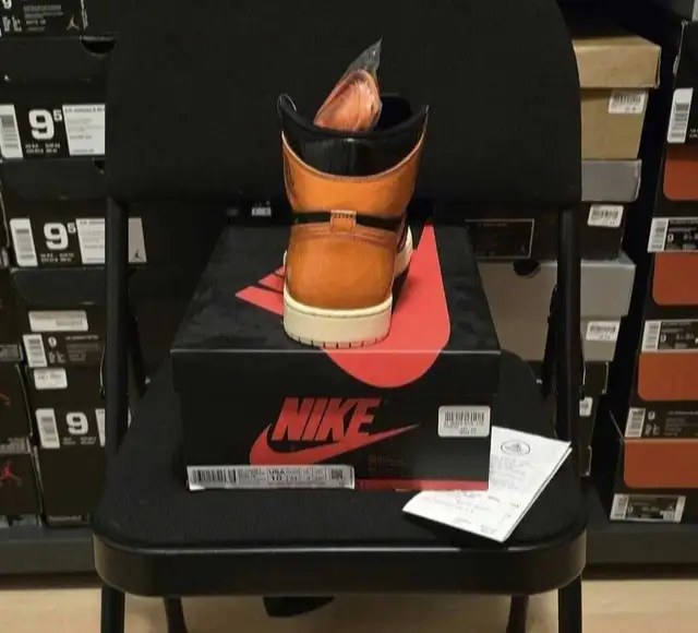 Air Jordan 1 Shattered Backboard 3.0 size 10 in Men's Shoes in City of Toronto - Image 3