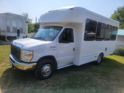 2015 FORD E350 HANDICAP BUS LOW KM 48KM