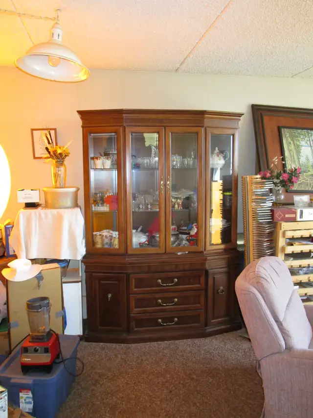 Beautiful China cabinet. in Hutches & Display Cabinets in Edmonton - Image 3