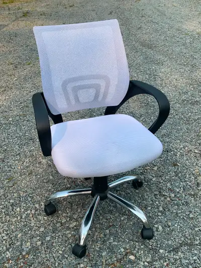 White desk chair. Swivels, raises and lowers. Weymouth. Call or text 519 387 4527. Asking $65