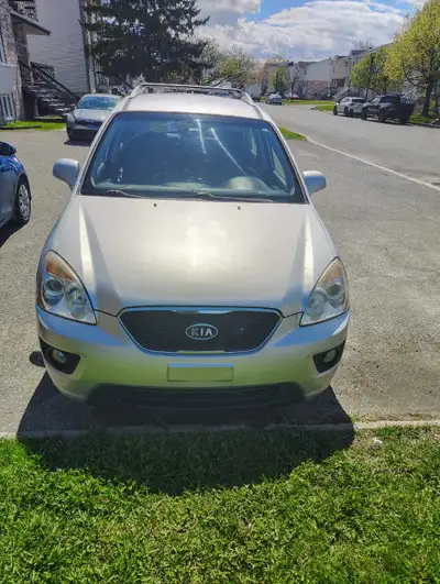 Kia Rondo 2012 80000 km en excellent état Avec caméra avant et arrière
