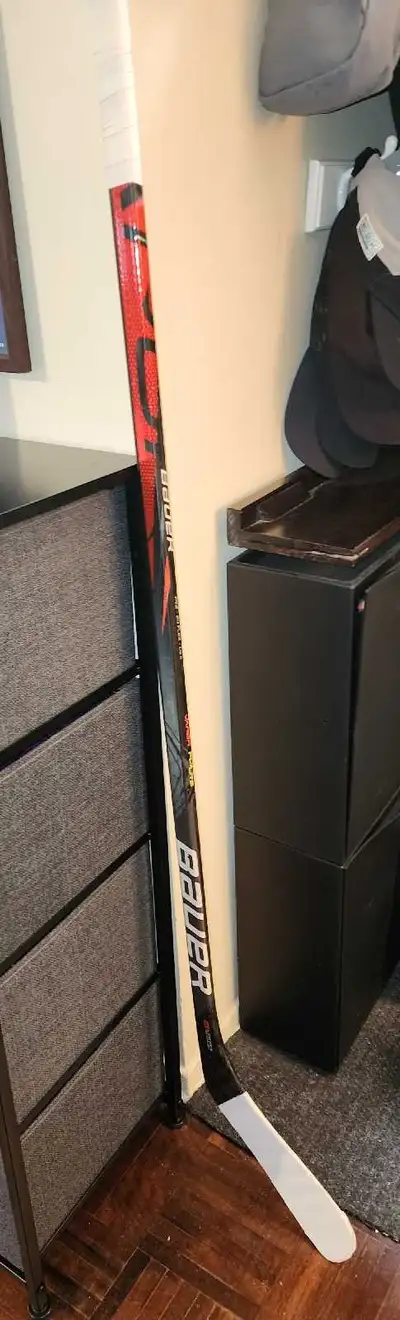 Youth Bauer FlyLite GripTac Hockey Stick Flex 20 Like New/EUC, View more