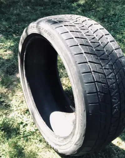 275/40/R20 Blizzack No plugs/repair