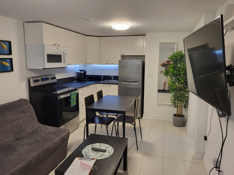 Modern Furnished Comfortable Suite Walk to Shops, Cafes, Subway 2