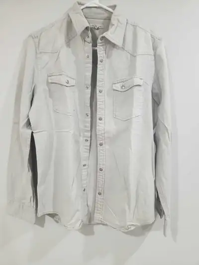 Perfect for casual wear, this stylish shirt is in good condition. * Brand: Calvin Klein Jeans * Size...