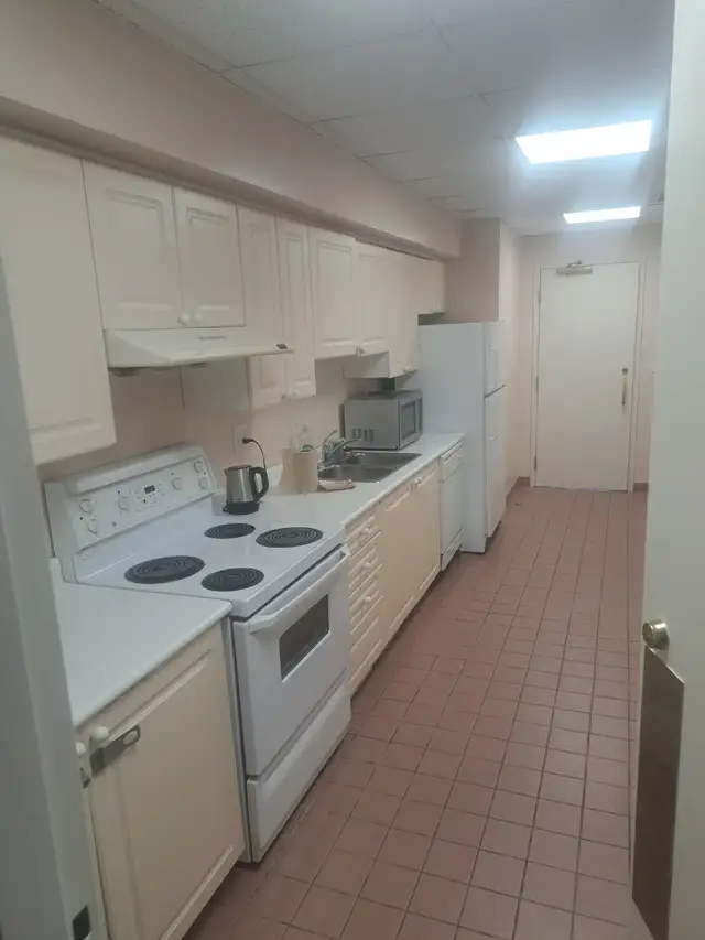 PRIVATE ROOM IN LUXURY CONDO FREE SWIMMING POOL GYM INTERNET in Short Term Rentals in City of Toronto - Image 7