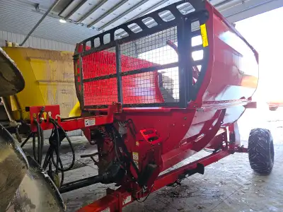 Highline bale processor does square or round bales bought new in October 2023 call 403 963 2241