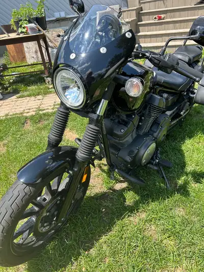 Yamaha Bolt Spec 950 Année 2016 24 847 km Pneus presque neufs Valises neuves et très propres Légère...