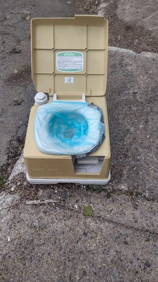 toilette chimique camper in RVs & Motorhomes in Shawinigan - Image 4