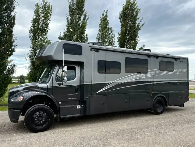 DYNAMAX EUROPA 31SS LUXURY SUPER C DIESEL MOTORHOME - SOLAR PKG in RVs & Motorhomes in Edmonton - Image 3