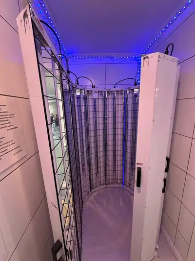 Système de photothérapie à cabine complète SolRx pour les traitements cutanés en clinique. Cet appar...