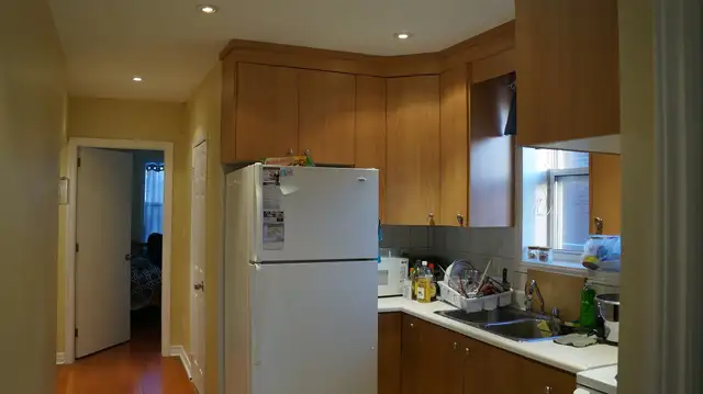 $600/month – Spacious Main Floor Rent (Keelesdale station)